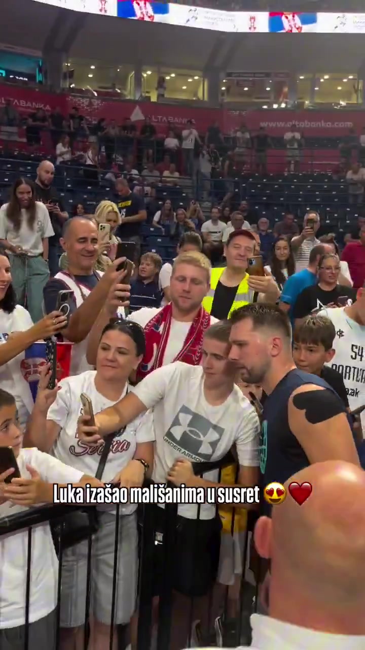 優(yōu)質(zhì)偶像東契奇十分耐心與場(chǎng)邊小球迷合影簽名一個(gè)不落