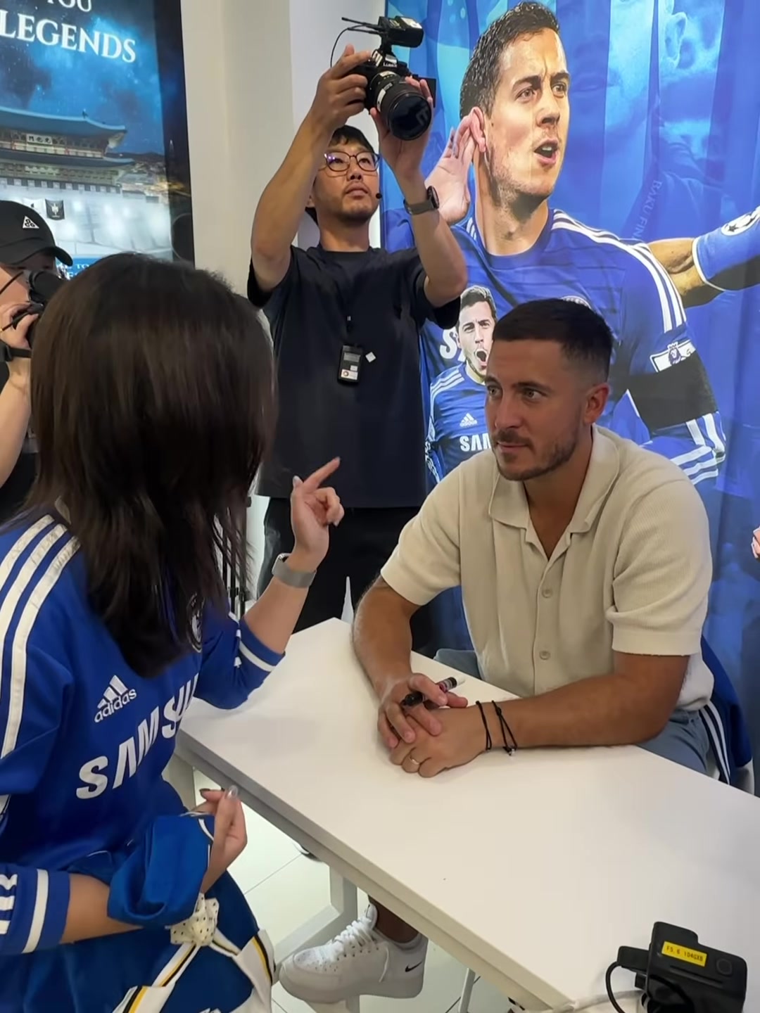 韓國美女球迷找阿扎爾簽名這眼神里是滿滿的愛意啊