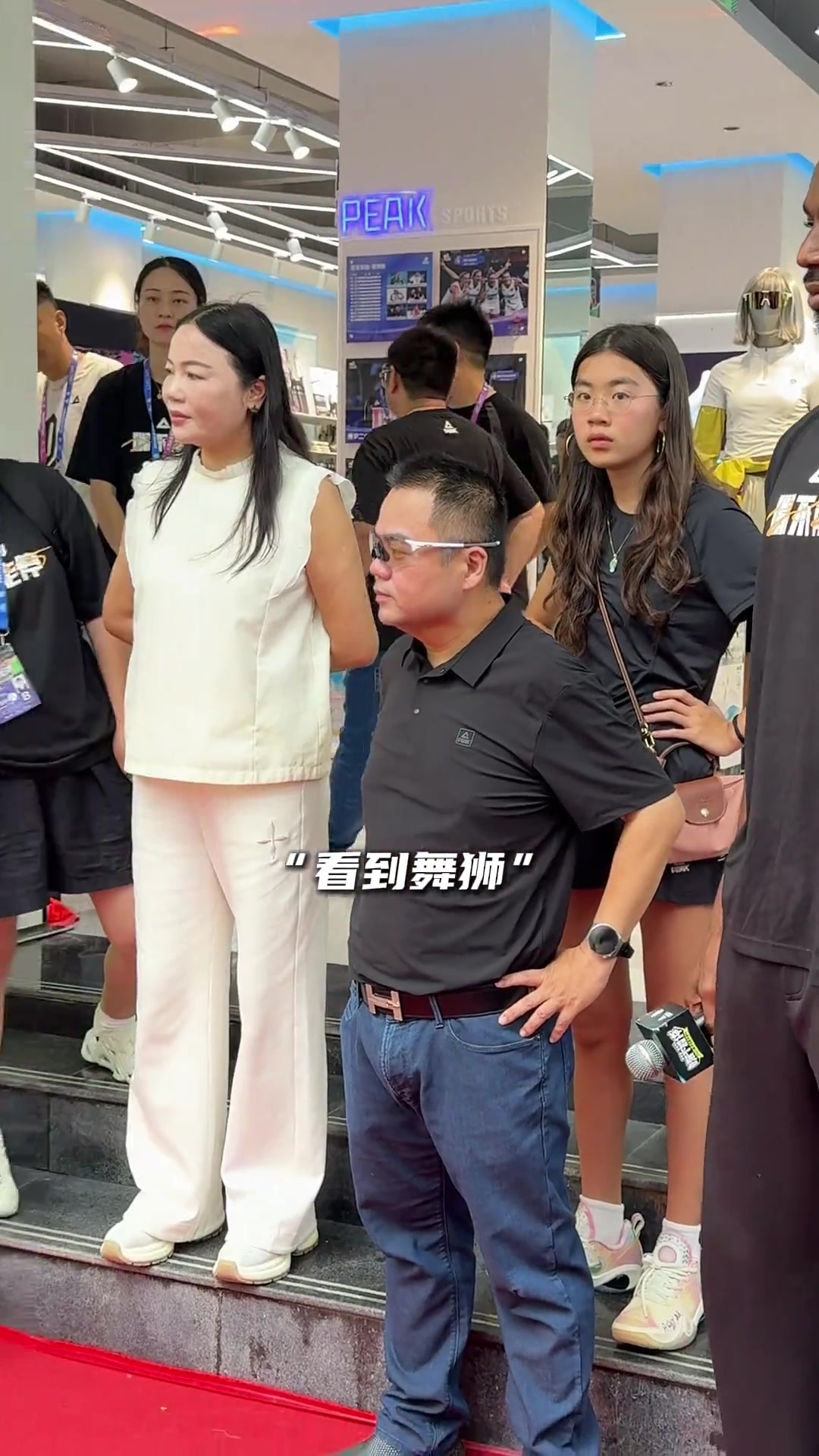 維金斯來(lái)到河南鄭州 親自感受打鼓舞獅