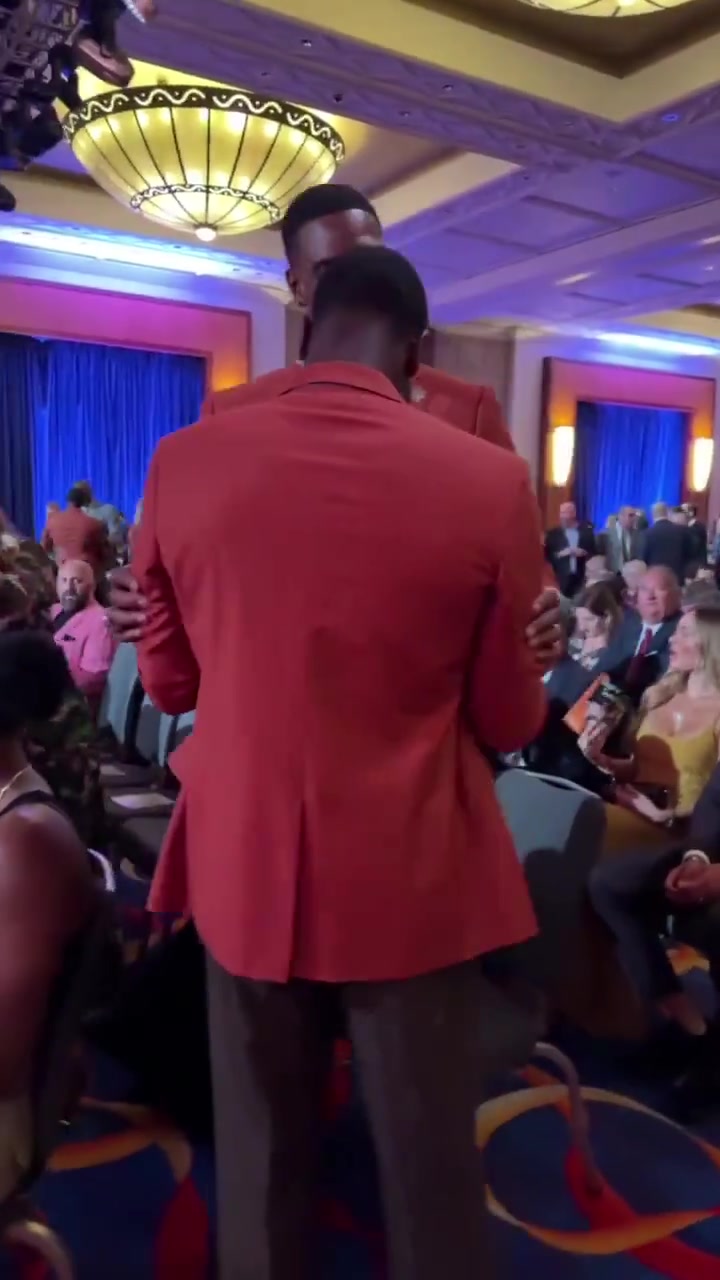 熱火三巨頭還缺一個(gè)波什和韋德在名人堂紅毯重聚熱情相擁