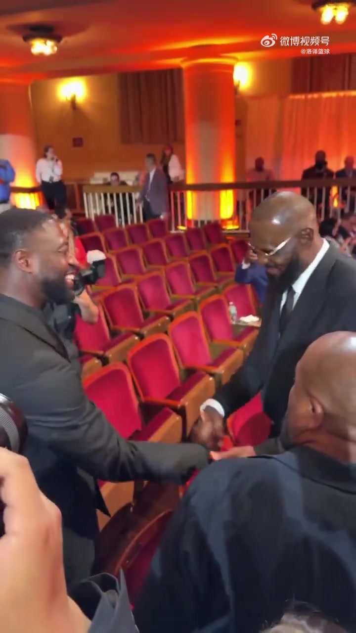 吧友們說(shuō)你倆早就絕交了韋德和詹姆斯激動(dòng)握手手勢(shì)依舊熟練