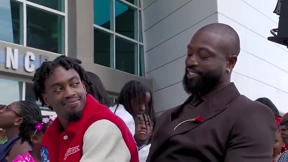 實(shí)在太搞了韋德此前看到自己的雕像時(shí)忍不住不斷搖頭