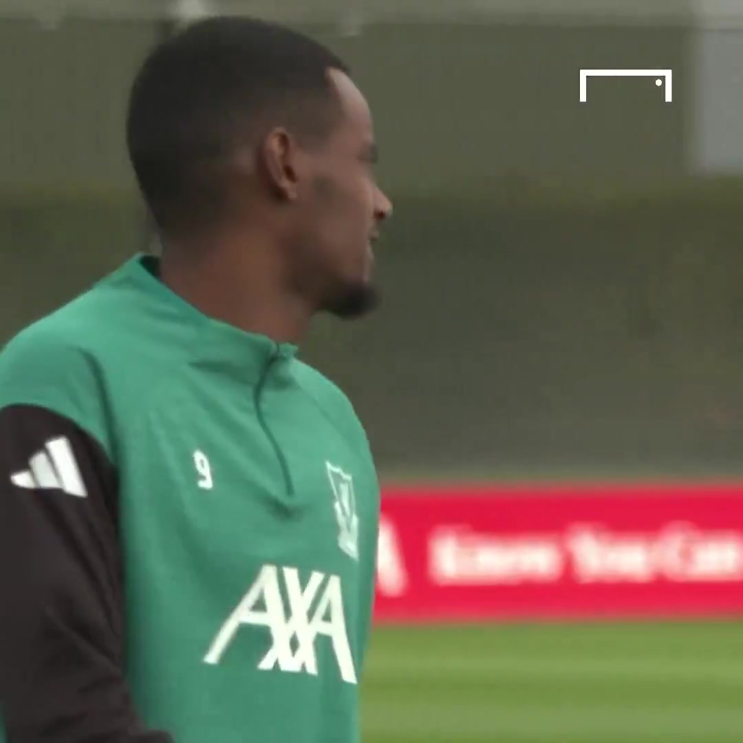 今天會上場嗎伊薩克在對陣馬競比賽前與球隊一起訓(xùn)練