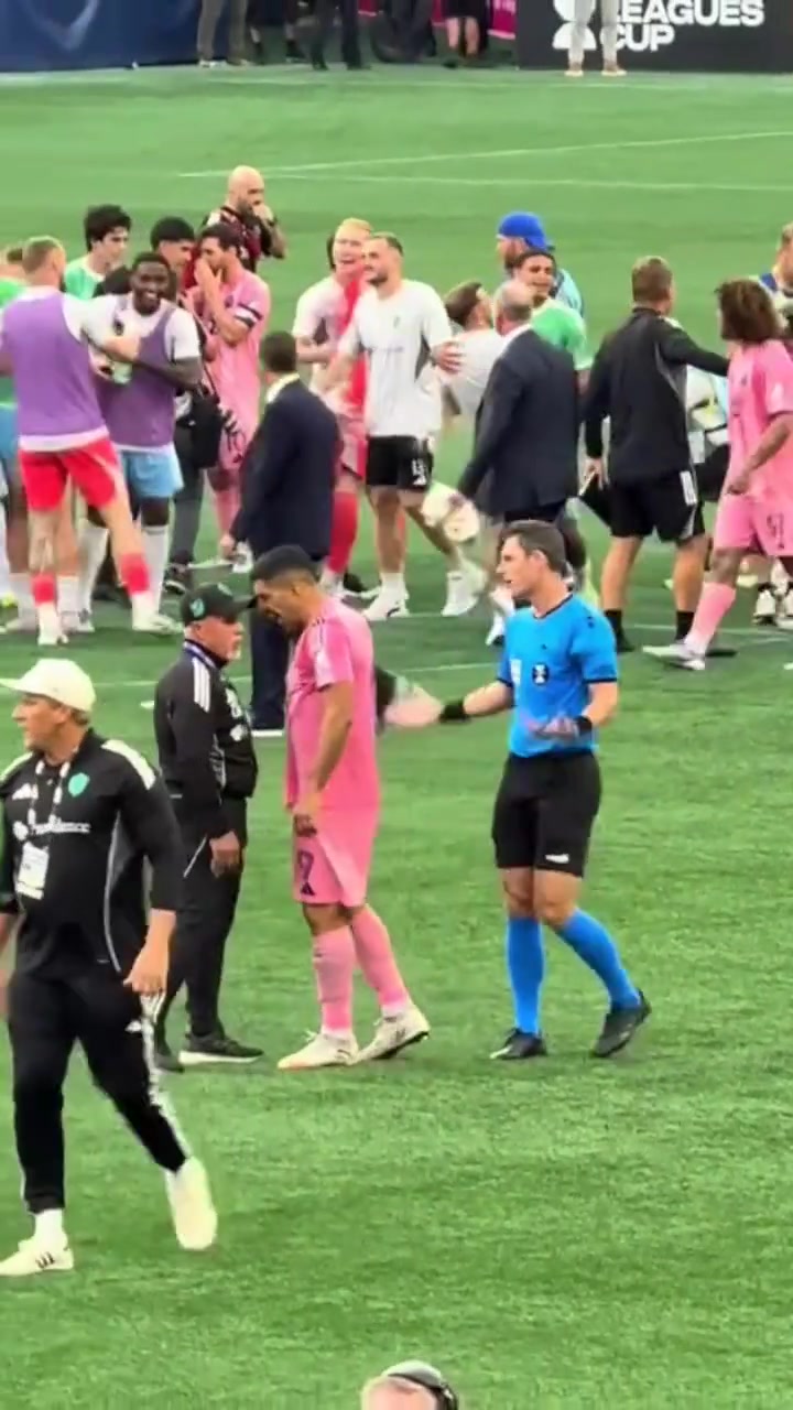 禁賽6場(chǎng)真不冤蘇亞雷斯先前怒噴推搡吐口水擊打?qū)Ψ街鲙? title=