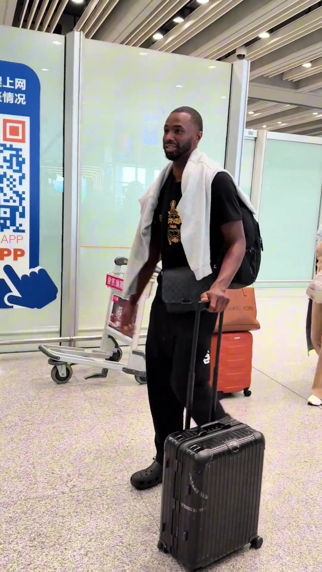 維金斯落地北京粉絲簽名全部是勇士的球衣