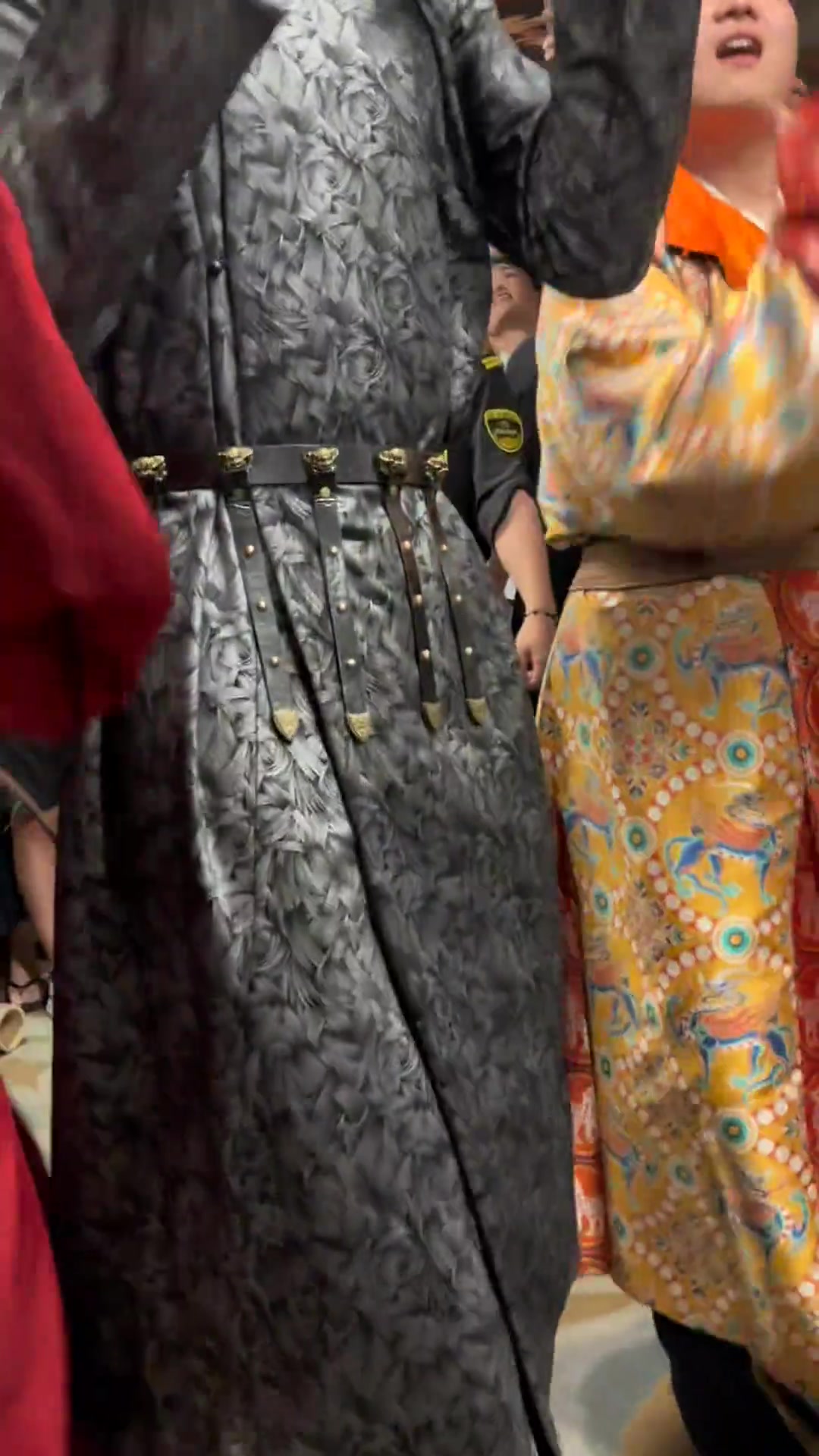 維金斯西安行身穿當(dāng)?shù)靥厣b跳舞 配樂(lè)還是護(hù)花使者