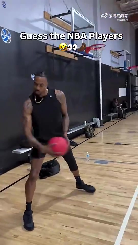 小黑子魔獸曾模仿詹姆斯動作配文猜猜是哪個NBA球星