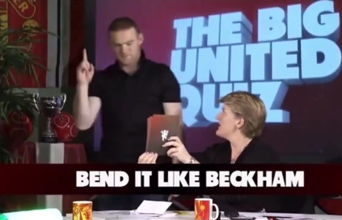 你猜你畫魯尼比劃到飛靴門曼聯(lián)球員猜出來是小貝爵爺微微一笑