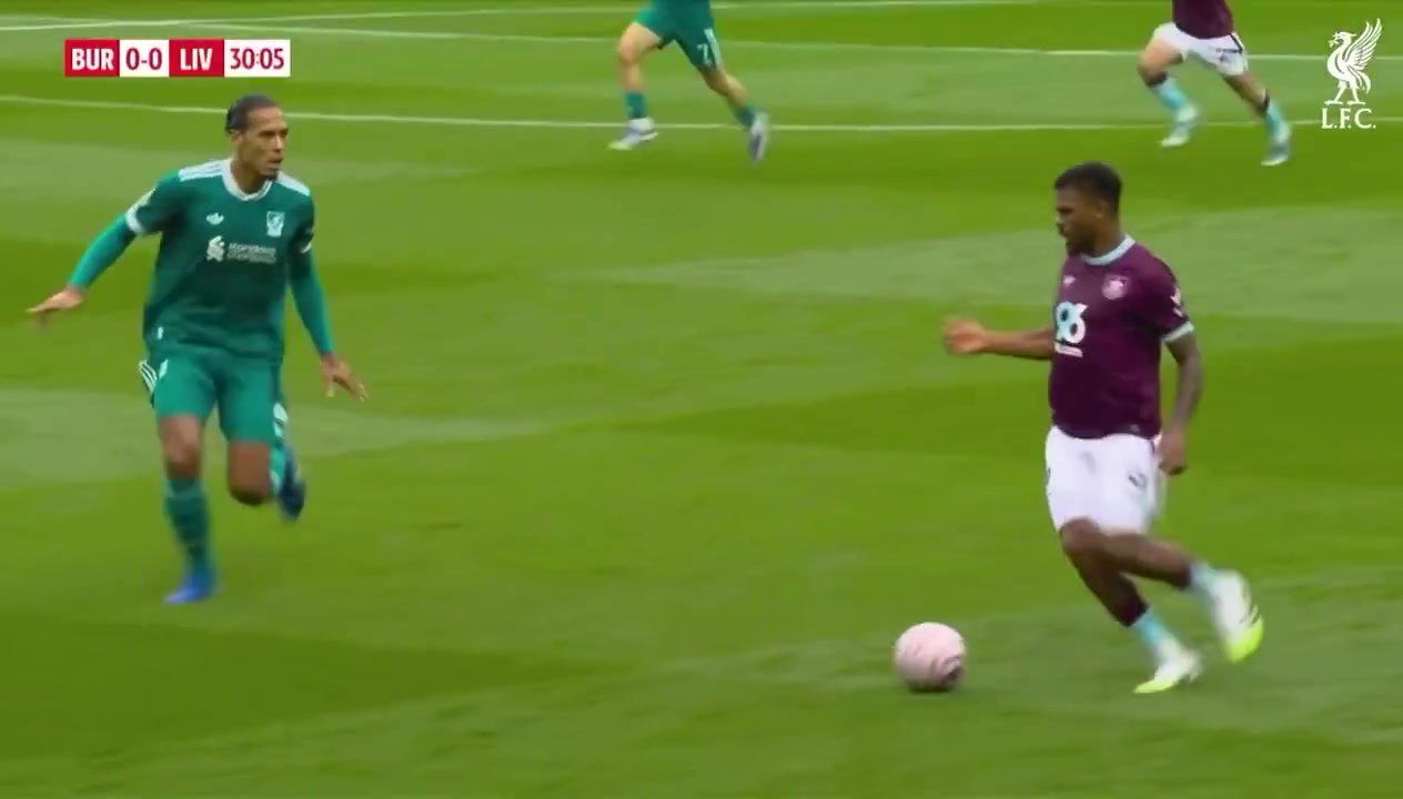 預(yù)判太強(qiáng)了范迪克教你1v1怎么防守