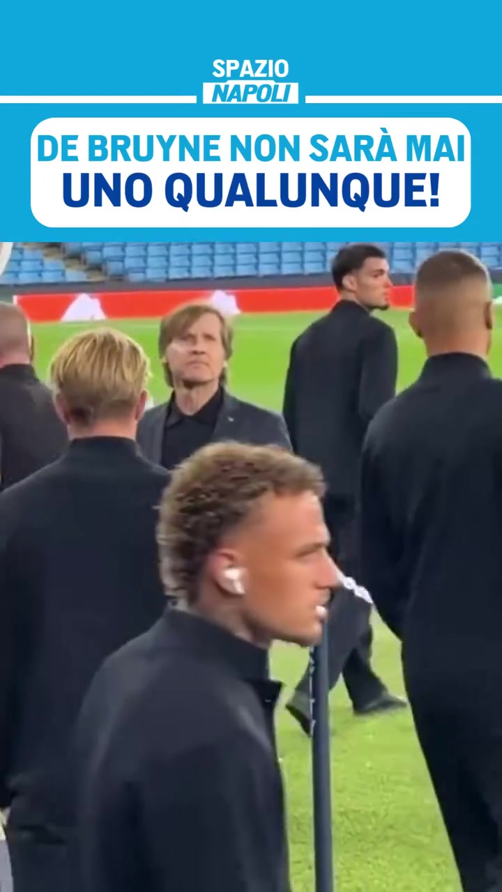 萬語難盡澀于口穿著阿瑪尼套裝回曼城踩場的德布勞內(nèi)