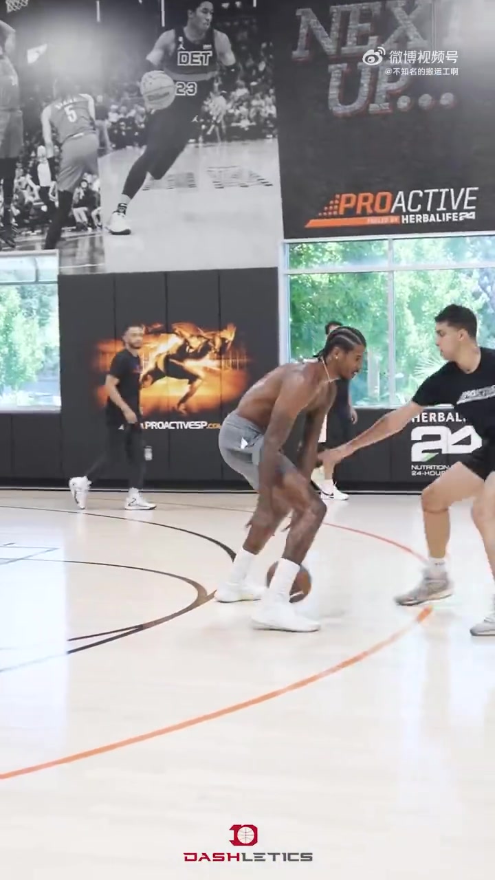 杰倫-格林休賽期苦練破包夾防守下賽季再被包夾時要果斷出球啊