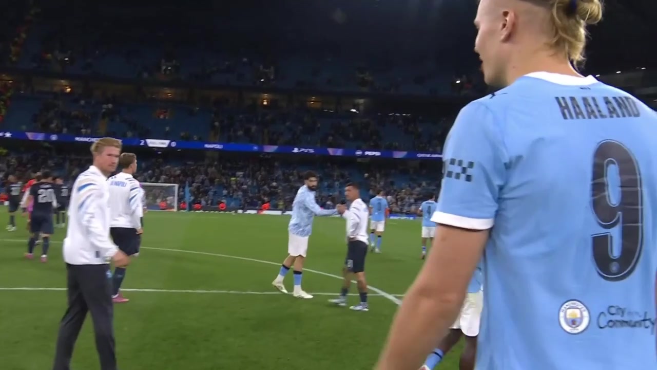 曼城球迷看到這一幕怎能不淚流滿面哈蘭德賽后叫住德布勞內(nèi)敘舊