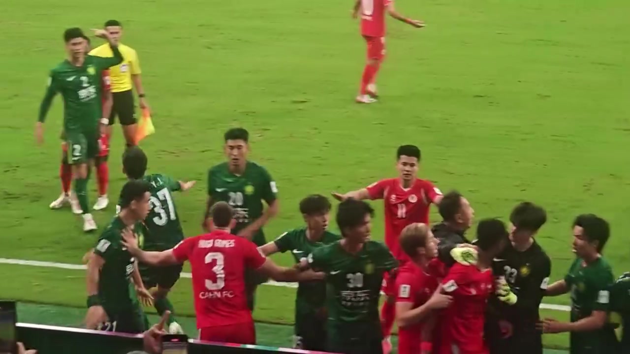 國(guó)安工作人員正在拉架結(jié)果被主場(chǎng)球迷扔的水瓶砸到頭部