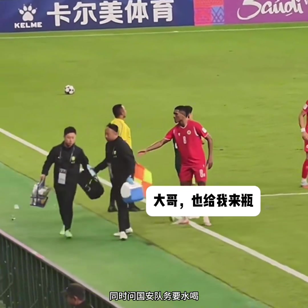 咽不下這口氣實(shí)拍沖突過后河內(nèi)球員找國安工作人員要水被拒