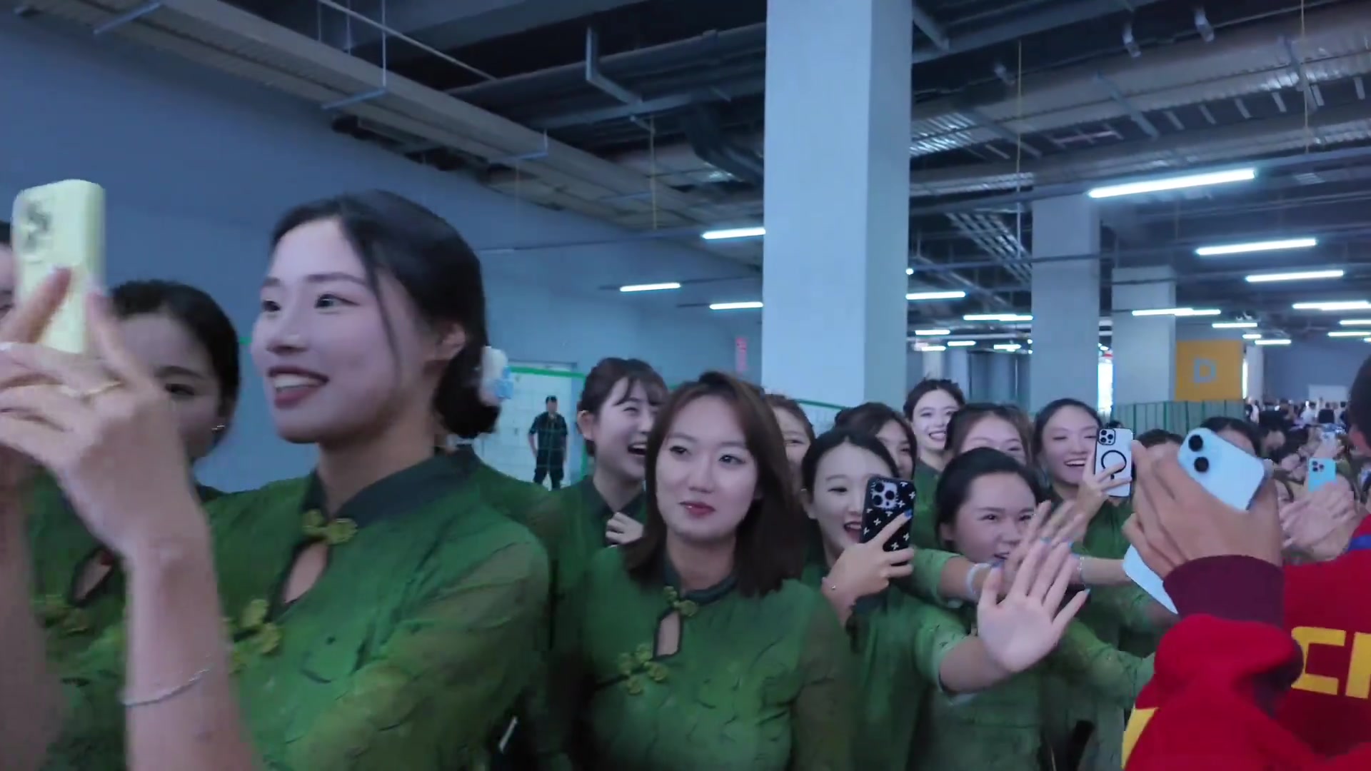 這一刻體會(huì)到了大學(xué)里當(dāng)球員的陽(yáng)光活力青春感