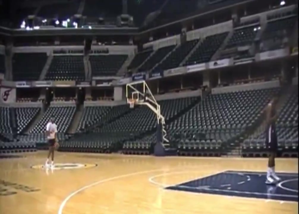 年輕時(shí)的保羅-喬治也很能跳啊輕松飛躍2米18的希伯特單臂暴扣