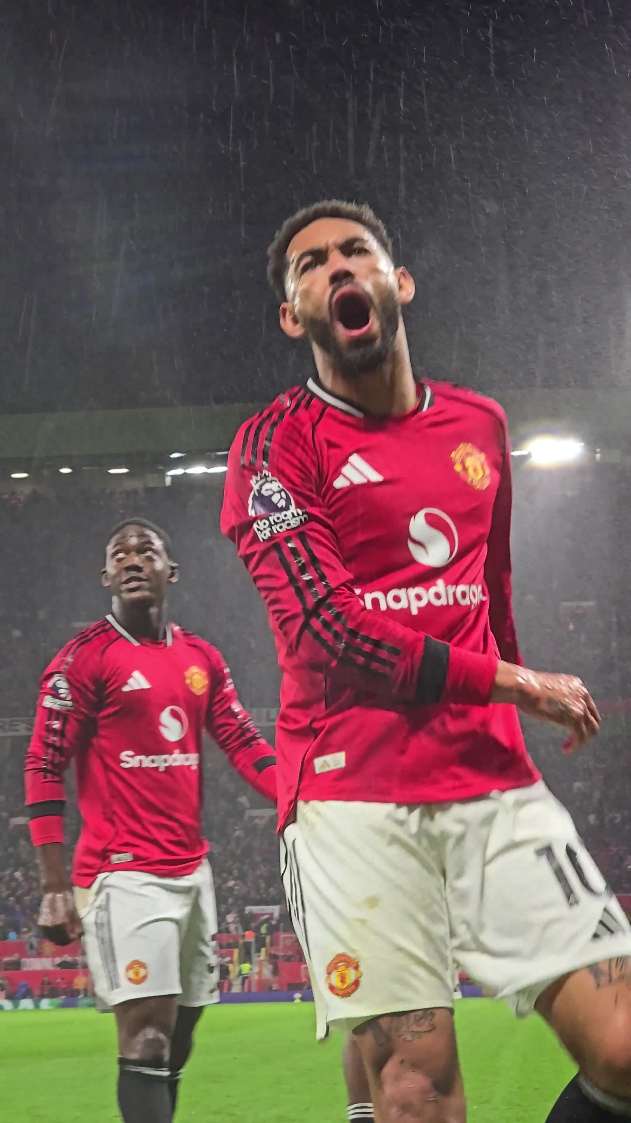 這就是對(duì)勝利的渴望比賽結(jié)束時(shí)庫尼亞激情吶喊慶祝勝利