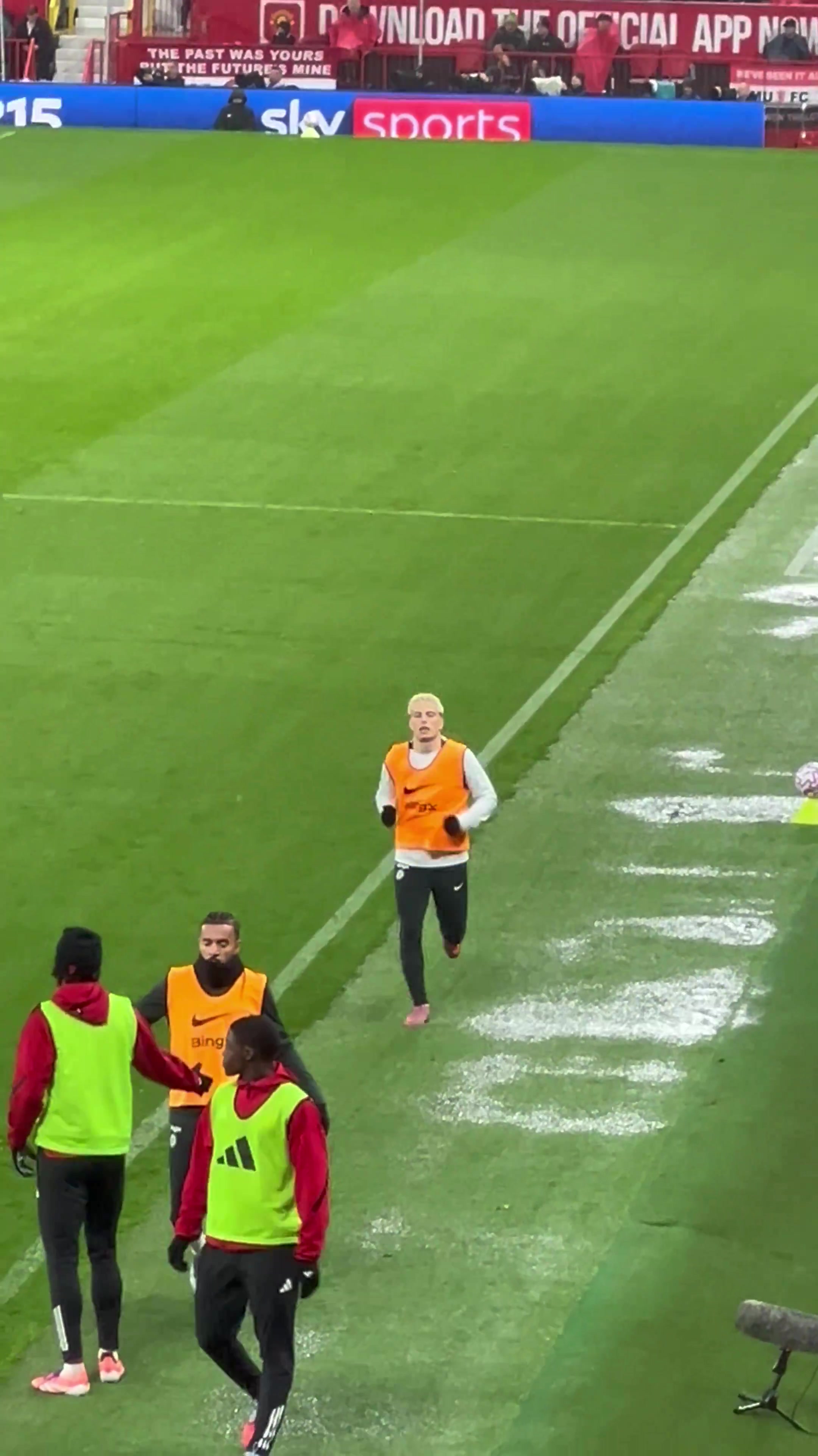 當(dāng)加納喬在場邊熱身老特拉福德球迷發(fā)出陣陣噓聲