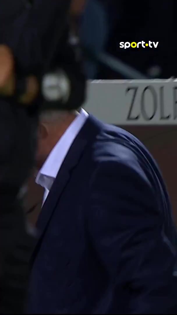 玩嗨了穆里尼奧回歸本菲卡首秀場(chǎng)邊上演撲球動(dòng)作