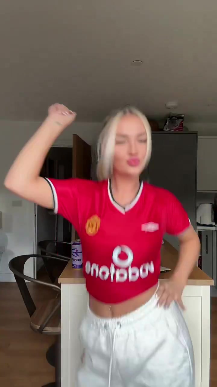 曼聯(lián)戰(zhàn)勝切爾西曼聯(lián)女球迷高興得手舞足蹈