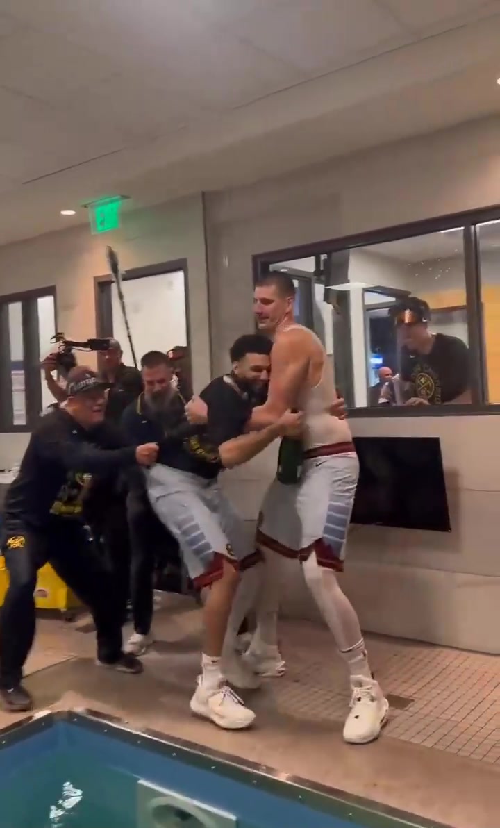 臥槽這場面基情四射約基奇賽后抱著穆雷一起跳入浴池