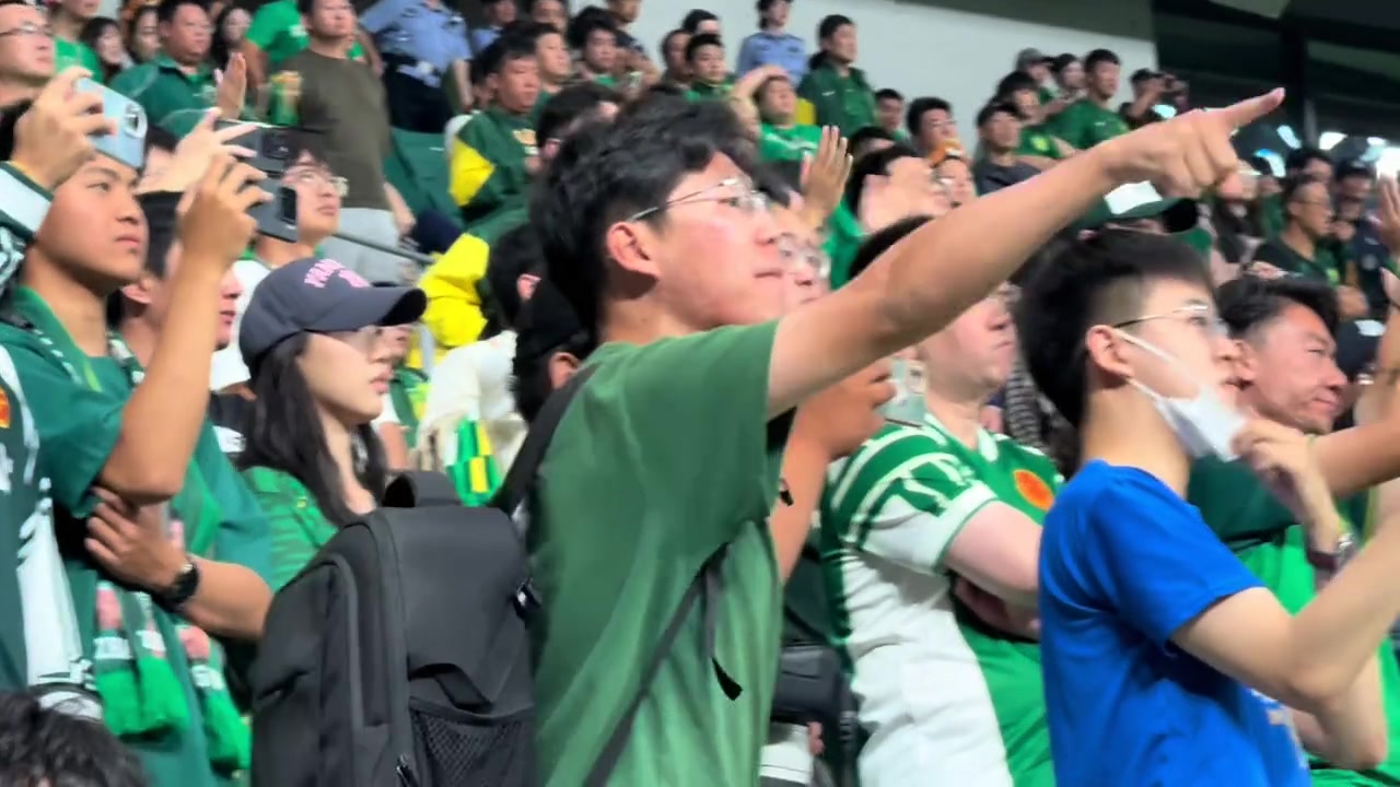 國安球迷百感交集實(shí)拍賽后謝場工體漫罵聲與鼓勵(lì)聲交織