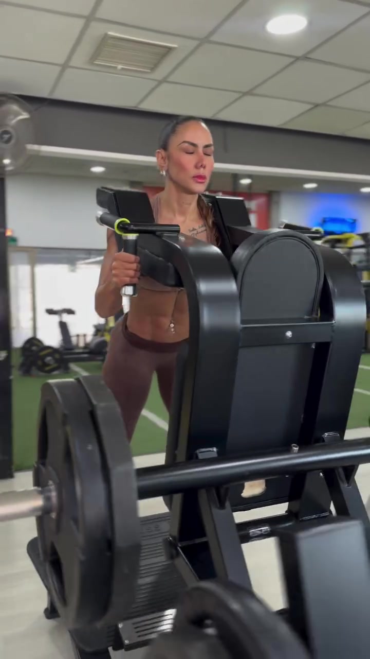 比達爾女友簡直是魔鬼筋肉人這已經(jīng)是健美級別的身材了