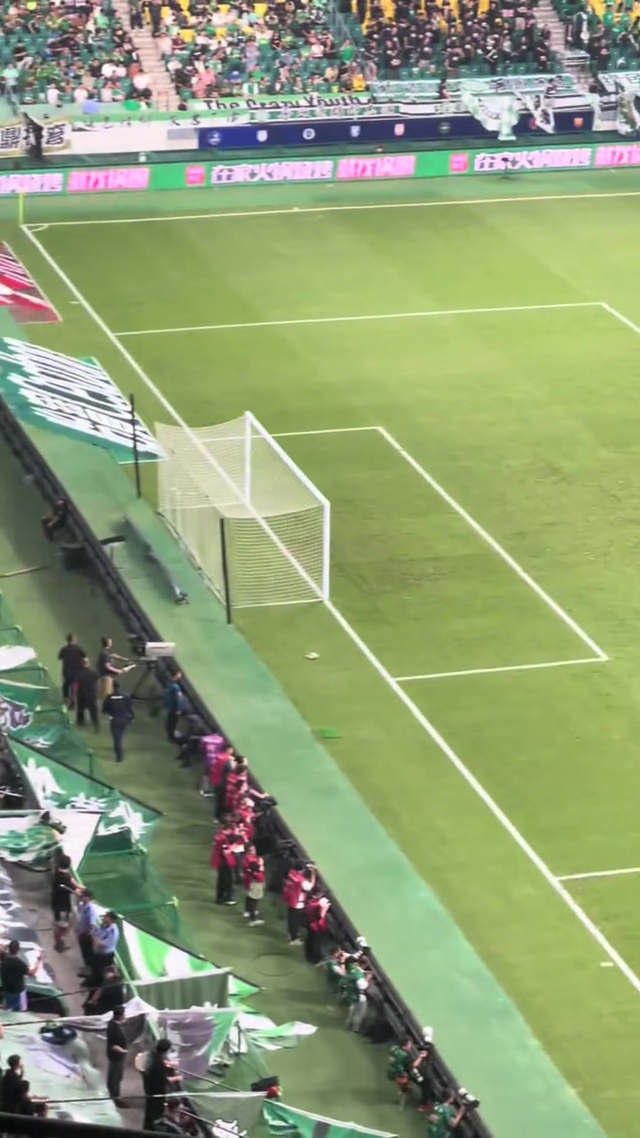 不離不棄工體現(xiàn)場實(shí)拍御林軍死忠看臺(tái)高喊跟丫死磕