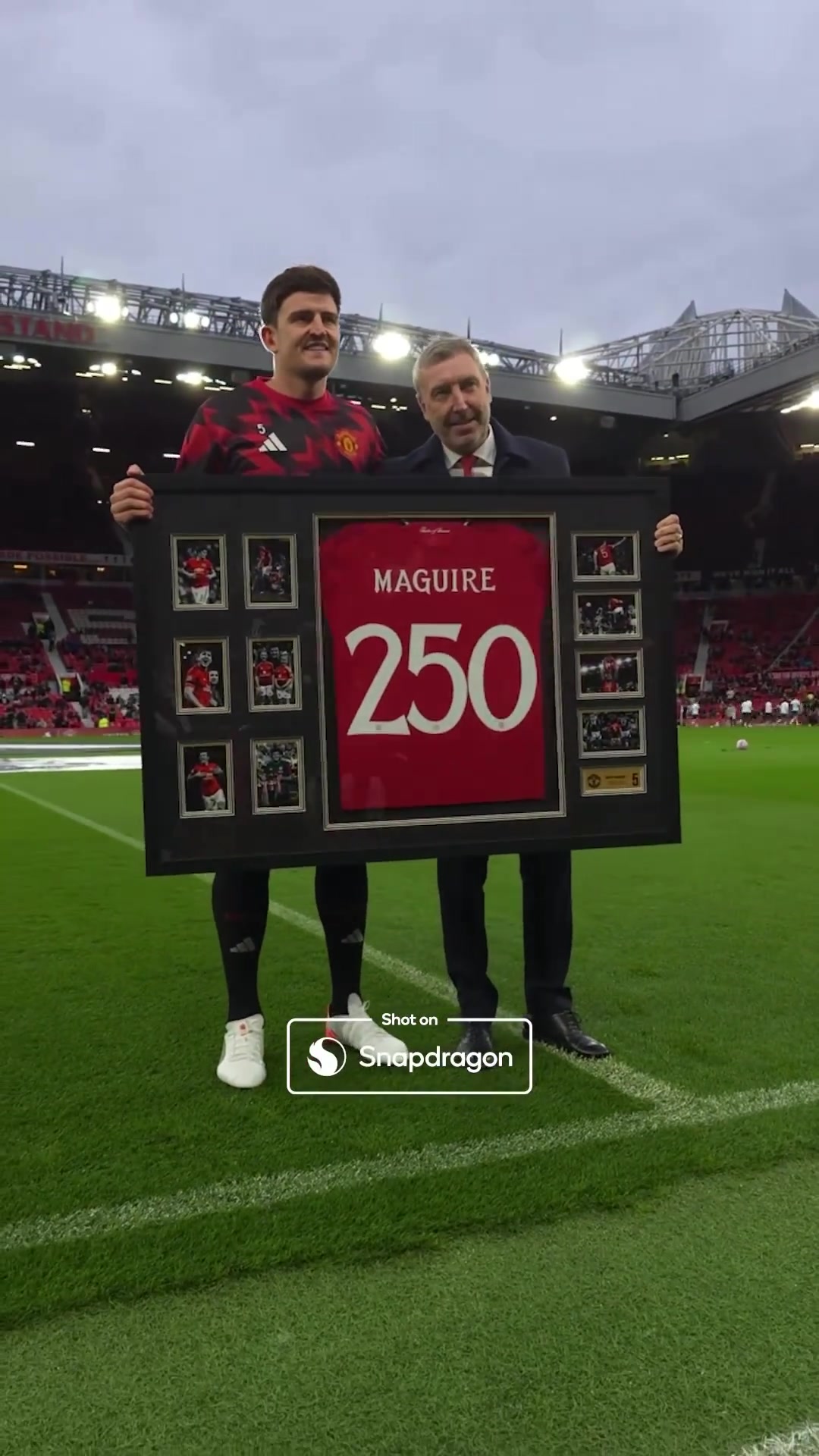 對(duì)陣切爾西賽前馬奎爾獲贈(zèng)紅魔生涯250場比賽里程碑球衣