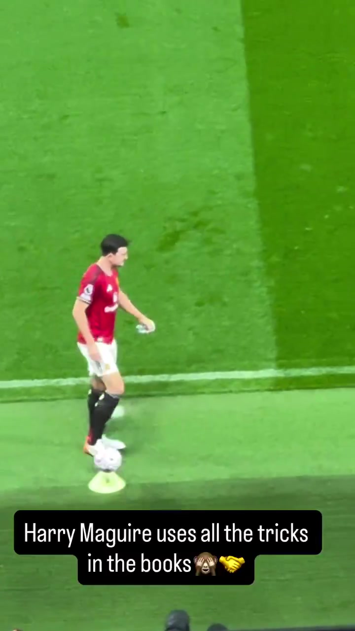 被換下場的馬奎爾偷偷踢走比賽備用球幫助球隊(duì)拖延時(shí)間