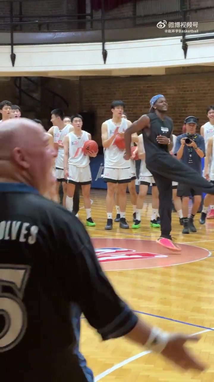 森林狼大叔和新狼王愛德華茲在清華大學西體育館重逢了