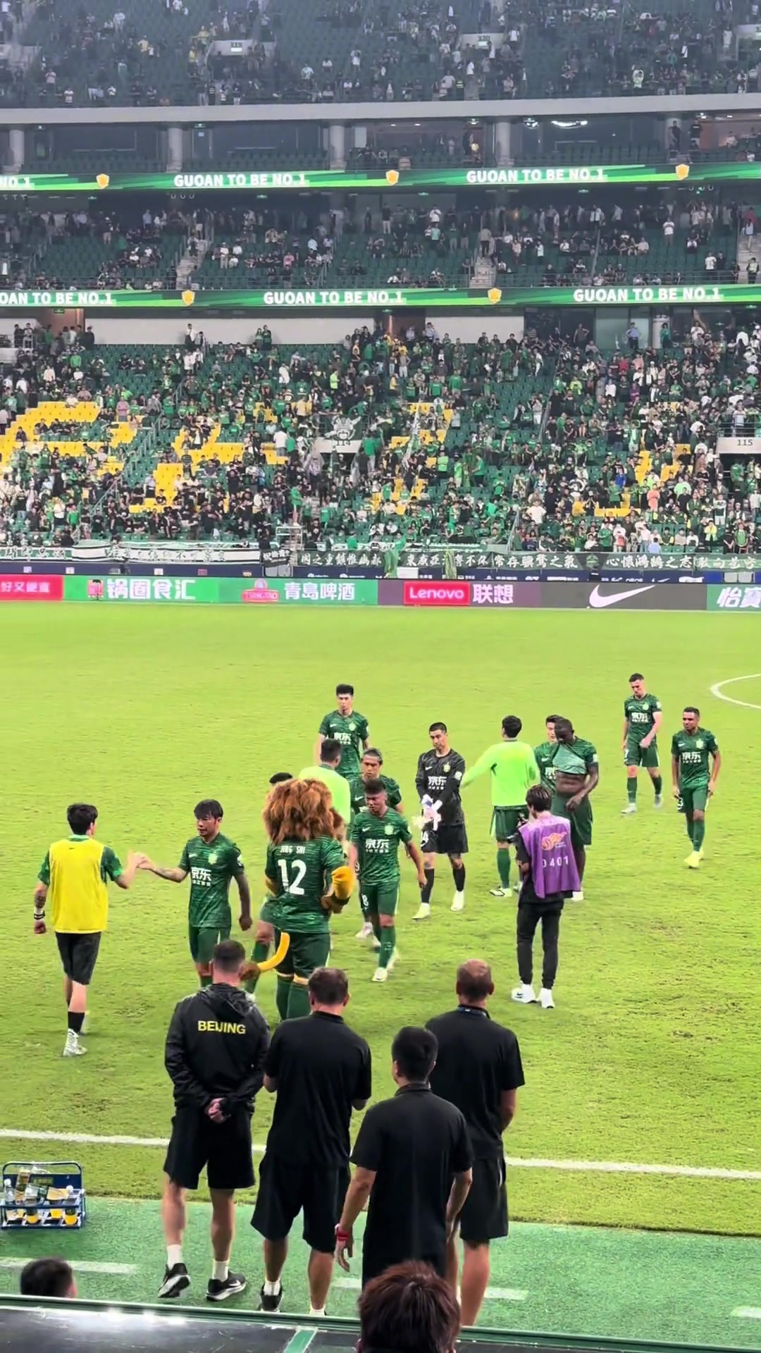 已錯(cuò)亂實(shí)拍工體看臺(tái)上球迷起內(nèi)訌反引場下國安球員圍觀