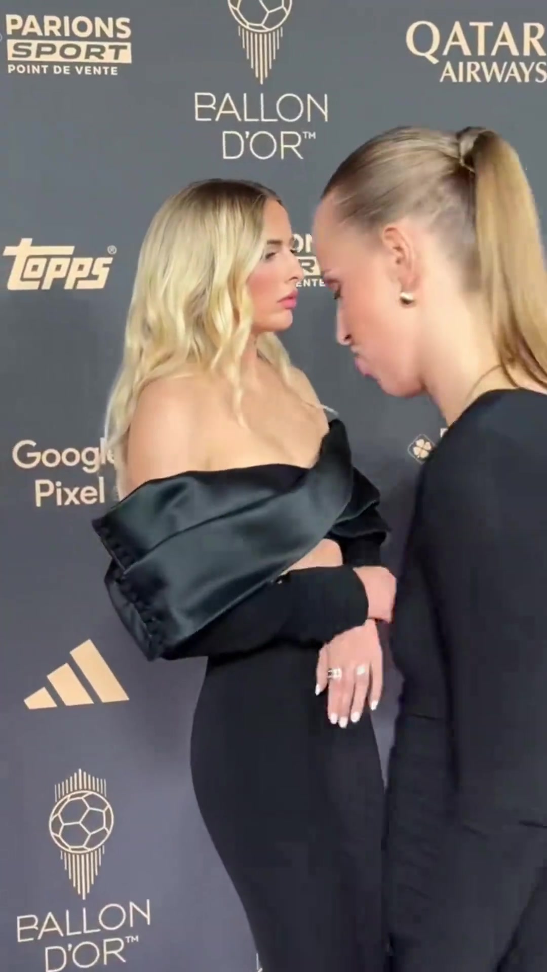 凱莉姐太美啦身著黑色低胸禮裙亮相金球獎(jiǎng)典禮