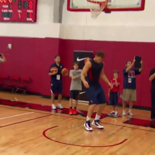 格里芬美國隊訓練表演炸扣乍一看圍觀小孩里好多未來球星