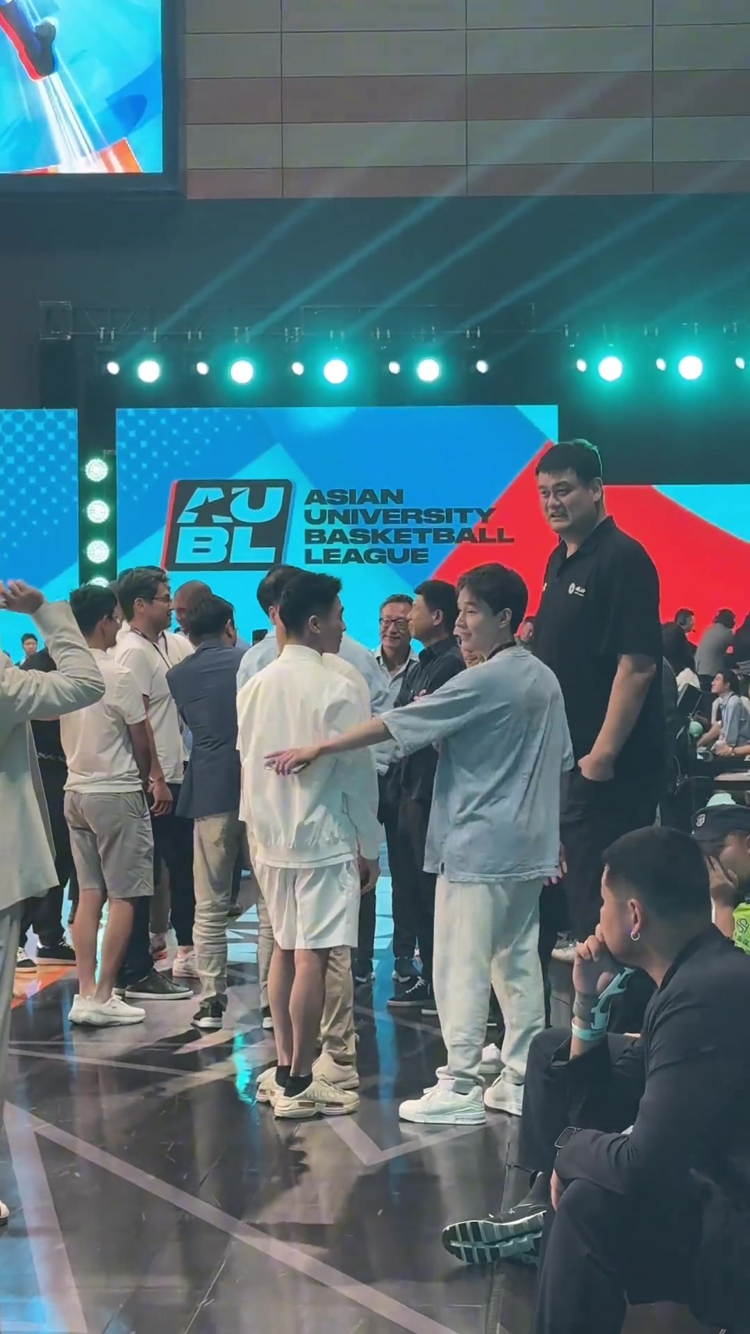 籃網(wǎng)老板凱爾特人老板姚明三巨頭聚頭AUBL總決賽