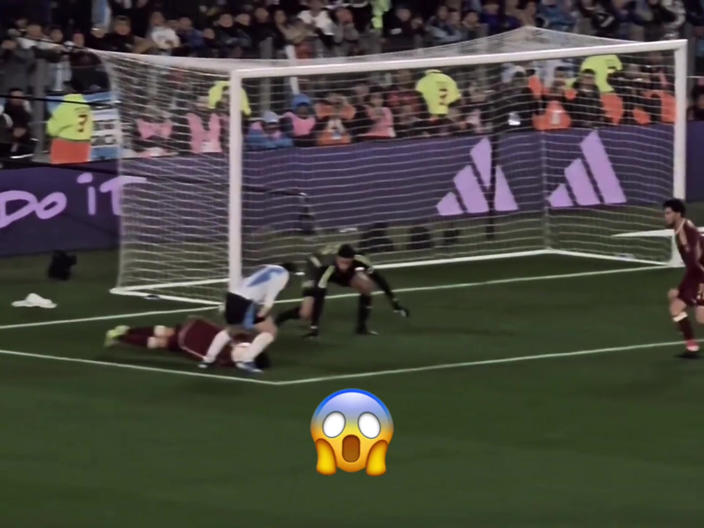 只有慢放鏡頭下才能看到梅西極致的腳下技術(shù)有多強(qiáng)