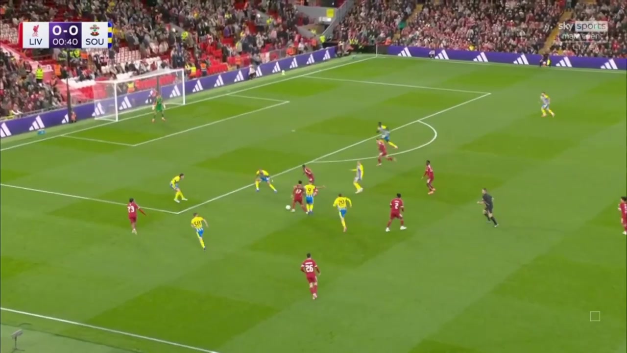 開場造險基耶薩禁區(qū)內(nèi)做球伊薩克打門被門將擋出