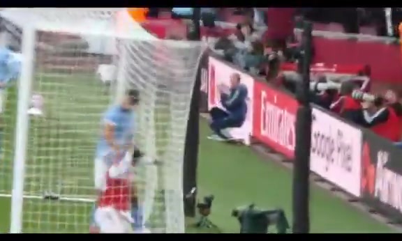 有點(diǎn)壞蘇維門迪從球網(wǎng)拿球準(zhǔn)備開球被魯本迪亞斯一把拽倒