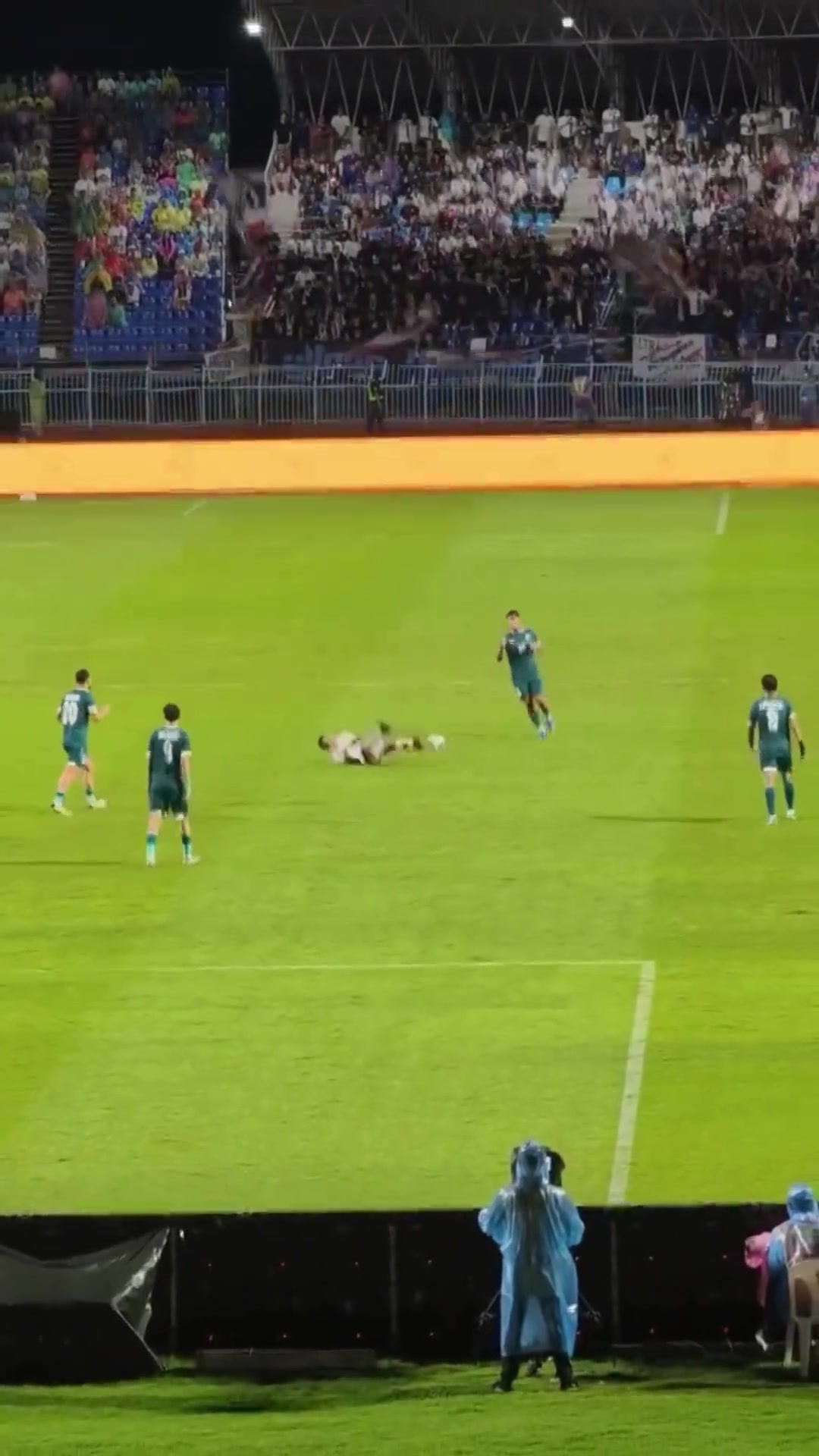 下死腳啊泰國梅西被惡意踢翻兩隊爆發(fā)沖突