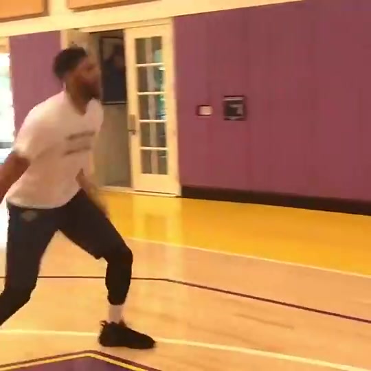 那時候的體型多好6年前濃眉剛加盟湖人時在訓練館里秀運球