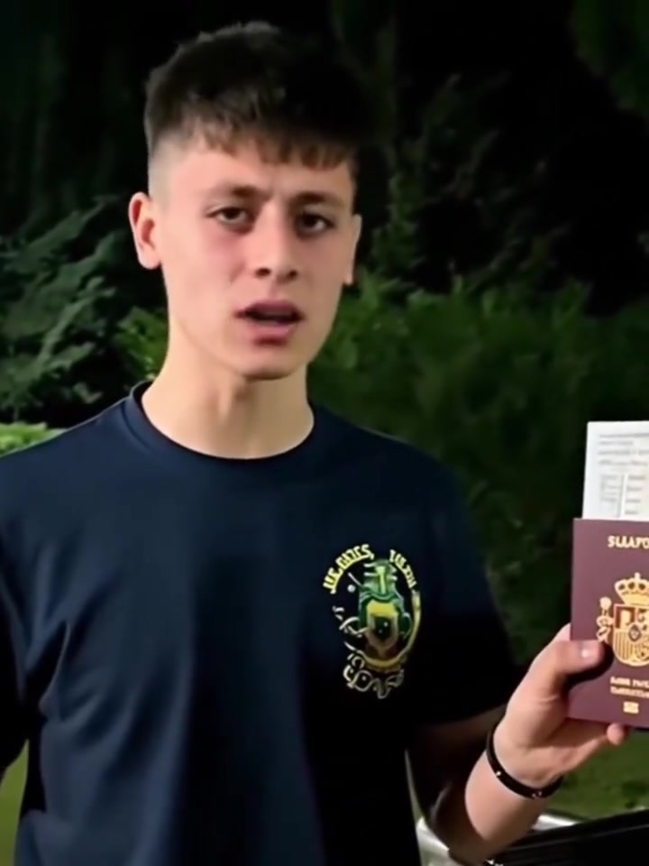 逆天國外網(wǎng)友惡搞居勒爾拿著亞馬爾的護照還丟進了垃圾桶