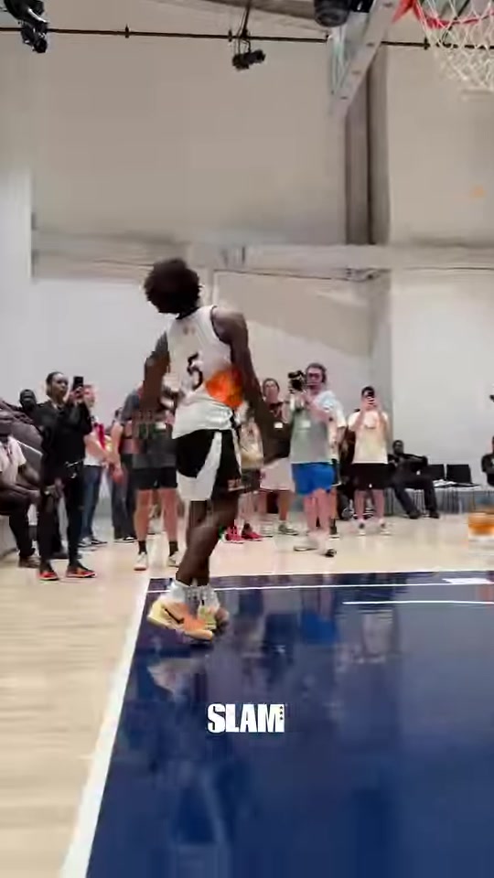 這個(gè)第一次見(jiàn)空中轉(zhuǎn)體360跨人扣籃絲滑完成