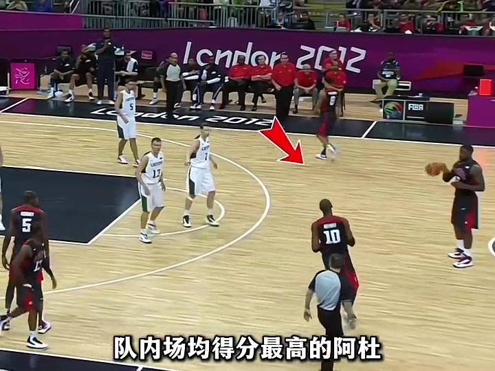 杜蘭特關(guān)鍵空位要球被科比無(wú)視隨后老科將球傳給詹姆斯來(lái)處理