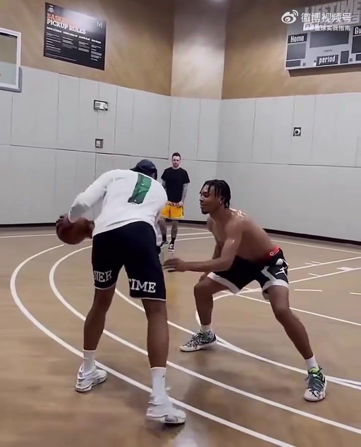 三威脅這一個動作玩出花的男人