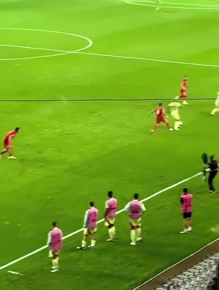 亞馬爾這腳外腳背傳球當時就震驚我了