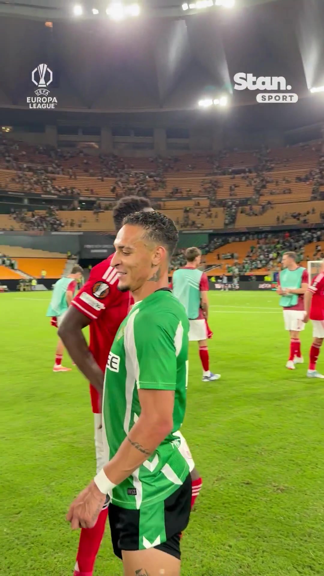 圓神傳射絕平比賽結(jié)束時(shí)安東尼與諾丁漢森林球員擁抱寒暄