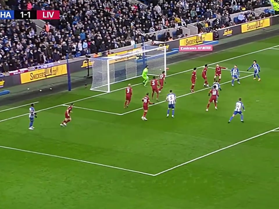 一球成名名場(chǎng)面三笘薰面對(duì)利物浦晃過(guò)攝像機(jī)送絕殺