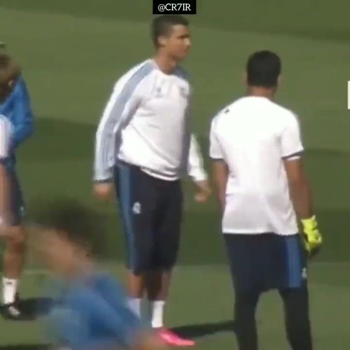 當(dāng)C羅擁抱馬塞洛后其他隊(duì)友都嫉妒了