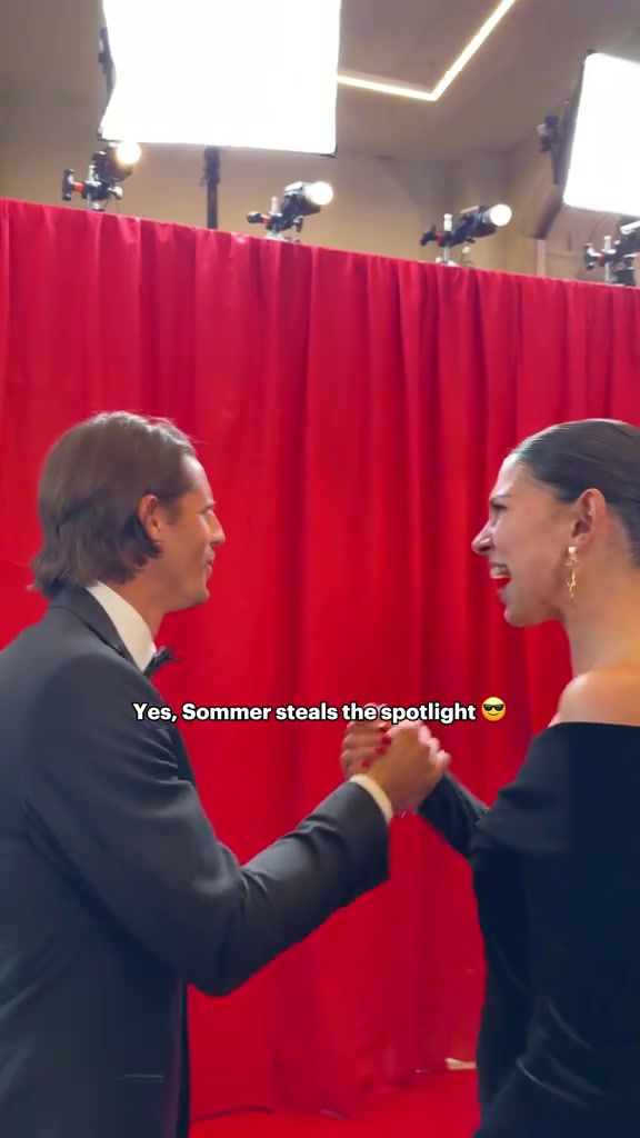 清脆響亮索默和網紅小姐姐配合的啪聲得到國米官推轉發(fā)