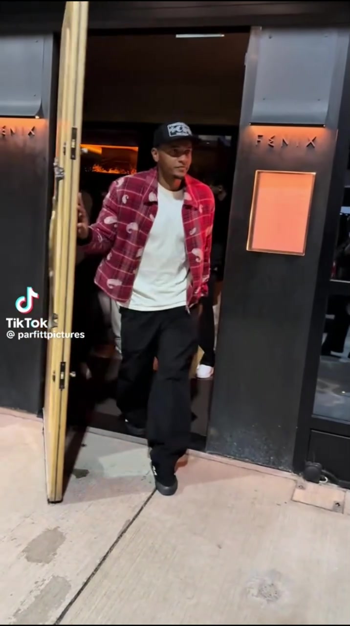 來不及說再見曼城球員參加阿砍吉的告別酒會(huì)